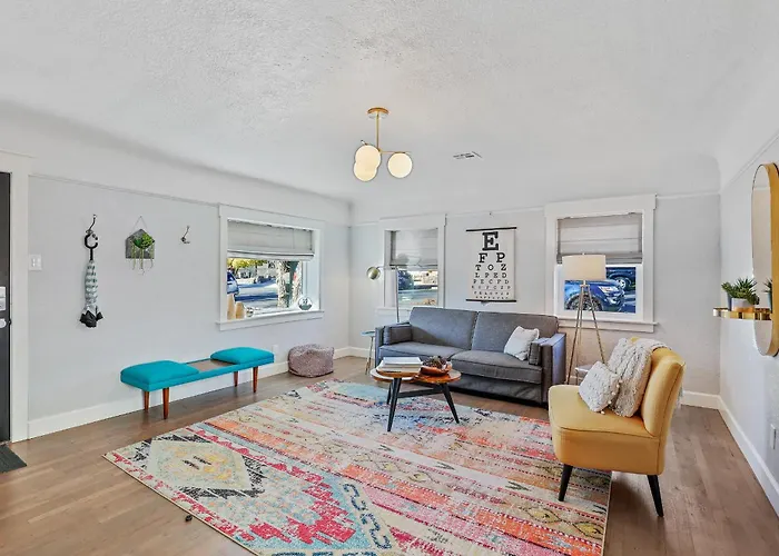 Downtown Crown Stylish Mid-century Design Walk To Dining Shops Holiday home *