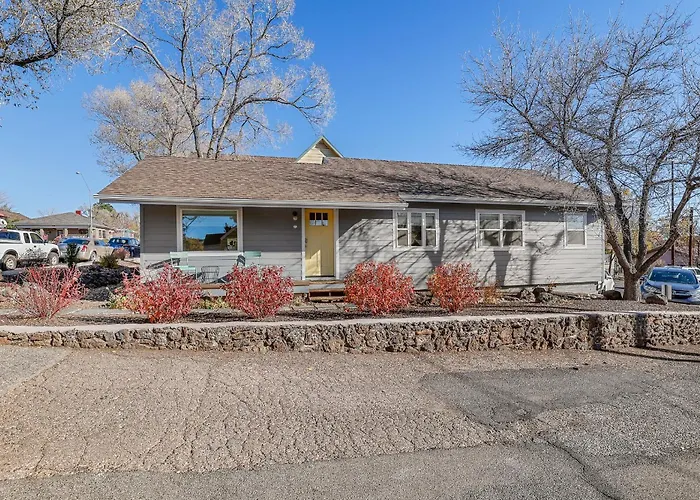 Downtown Crown Stylish Mid-century Design Walk To Dining Shops Holiday home *