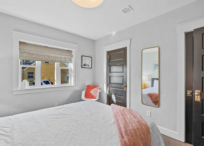 Holiday home Downtown Crown Stylish Mid-century Design Walk To Dining Shops *